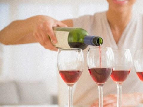 研究表明:每周五杯酒能降低心脏疾病风险