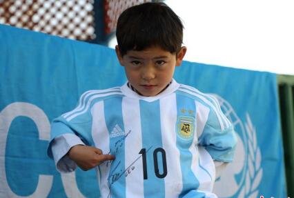 阿富汗塑料衣男孩美梦成真:获梅西签名球衣