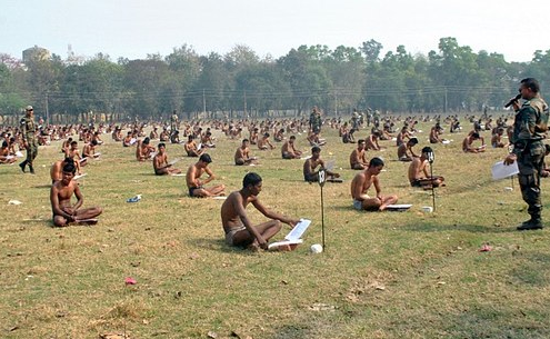 这才是裸考:印度考生考试时只允许穿内裤!