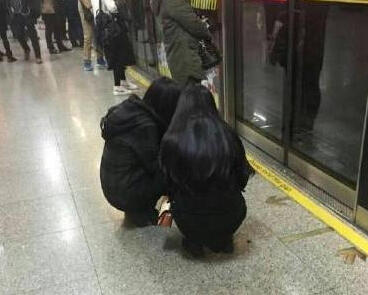 Two girls at a Shanghai subway station squatted and waited for subway netizens to take pictures and claimed that they were uncivilized. .jpg