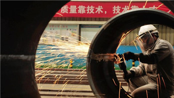China’s manufacturing activity continues to shrink. Chinese manufacturing shrinks for 7th straight month.jpg