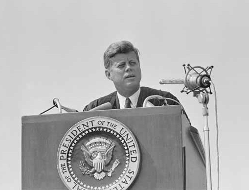 1963年，约翰·F·肯尼迪总统于美利坚大学