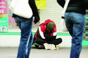 The British man pretends to be a beggar and catches up with the prime minister’s annual salary.jpg
