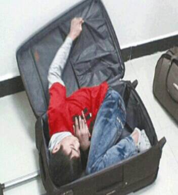法国一女子将4岁女童藏在行李包中带上飞机