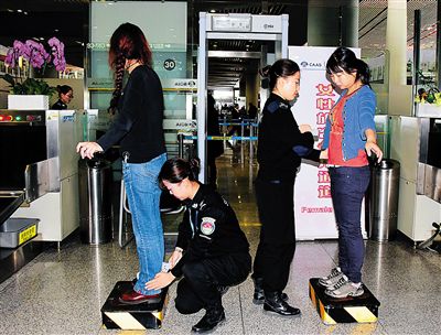 Beijing Capital International Airport officially opened a special channel for women’s security check .jpg
