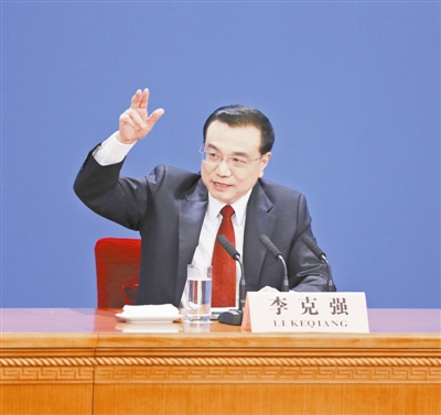 Premier Li Keqiang answers questions from reporters about the timetable for the national network of medical insurance.jpg