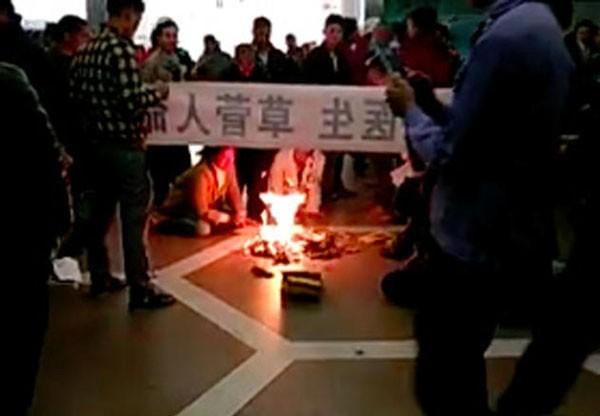 A pediatrician in Guangdong was forced to kneel and burn paper money.jpg