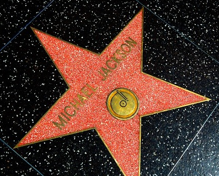 迈克尔·杰克逊在好莱坞星光大道上有两颗属于自己的"星星"