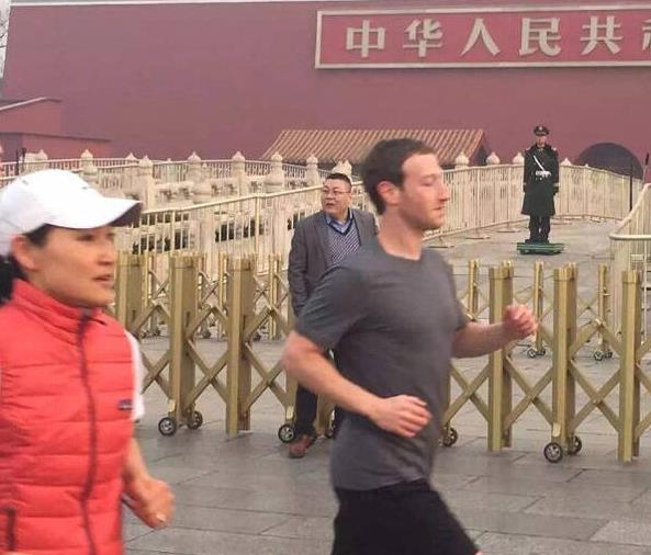 扎克伯格天安门广场跑步照片遭网友痛批.jpg