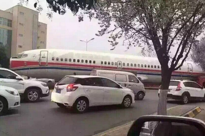 Traffic jams are weak! The Internet reveals that the streets of Xi’an are jammed by planes! .jpg