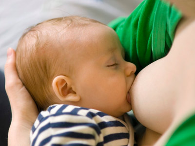 A young American mother uses breast milk to feed her child in a museum, causing controversy.jpg