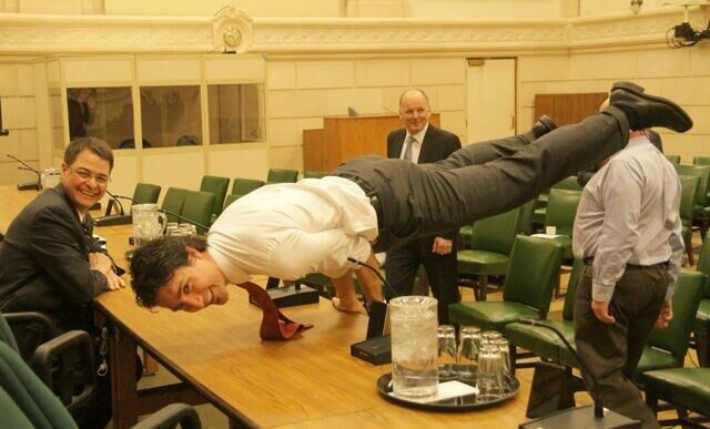 加拿大总理特鲁多瑜伽照片被疯传
