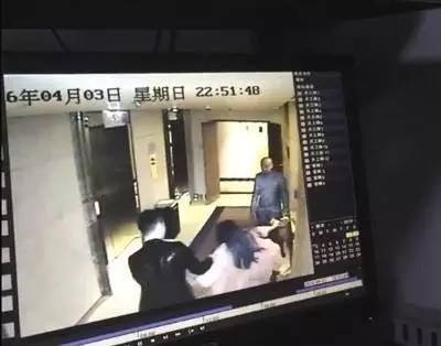 女子在望京798和颐酒店遇袭视频截图.jpg