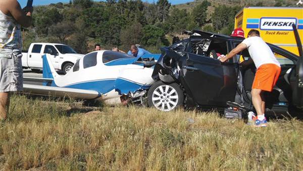 Catastrophe! A California plane crashed and hit a car at high speed .jpg