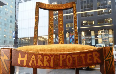 《哈利波特》作者JK罗琳的御用座椅拍出高价