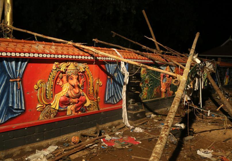 印度寺庙火灾造成至少110人死亡 总理莫迪前往慰问.jpg