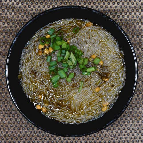The American brother live-streamed and tried Chinese instant noodles 2.jpg