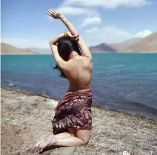A young girl took large-scale nude photos in Yamdrok Lake, Tibet, angering netizens.jpg