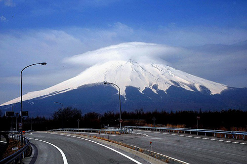 2015—2053年，日本富士山喷发