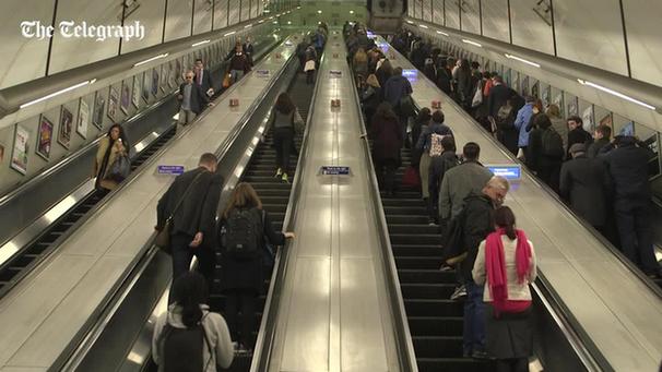 英国地铁新规扶梯左右可同时站人.jpg