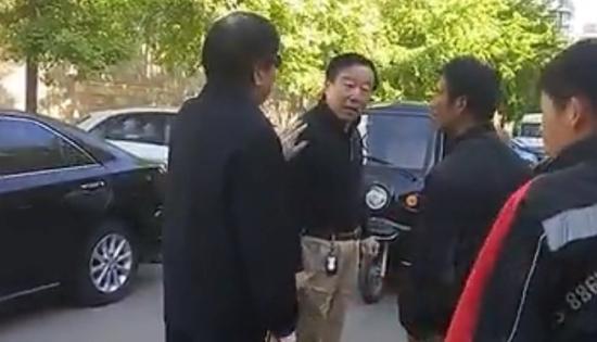The Beijing taxi driver slapped the courier in exchange for 10 days of detention.jpg