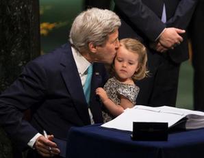 "Paris Agreement" signed US Secretary of State Kerry brought his granddaughter to attend .jpg