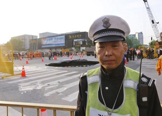 The traffic police in Hangzhou became a global internet celebrity. The video went viral and was called a Chinese hero by netizens! .jpg