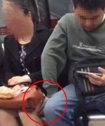 Photos of sexual harassment on the Chengdu subway sparked heated discussions among netizens.jpg