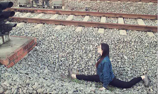 两女生拿生命玩自拍 铁道上秀一字马
