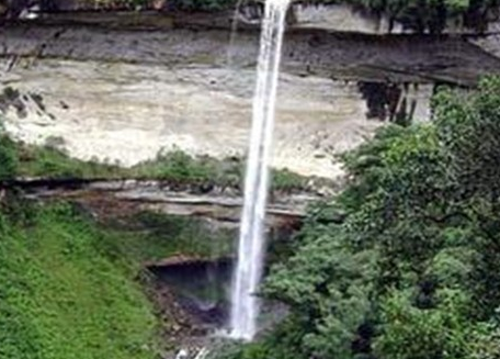 秘鲁云比亚瀑布