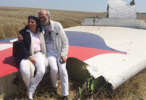 MH17客机事故中夫妇痛失三子 迎第四子降生激动纪念