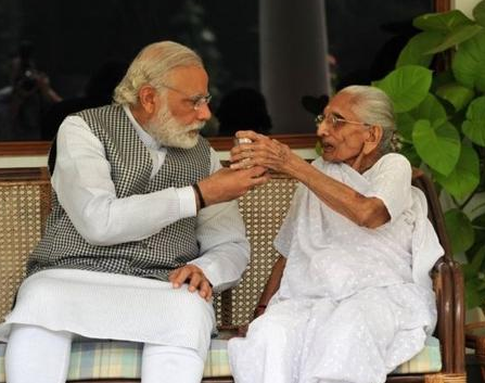 印度总理莫迪请母亲逛总理府感动网友