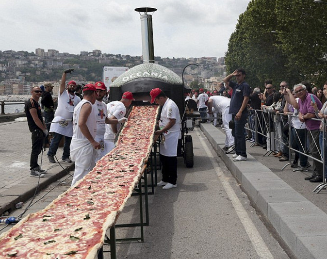 The total length is 2 kilometers! Italian chefs work together to create the longest pizza in the world! .jpg