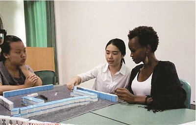 Students in the spoken language class of Southwestern University of Finance and Economics actually teach foreign teachers to play mahjong! .jpg