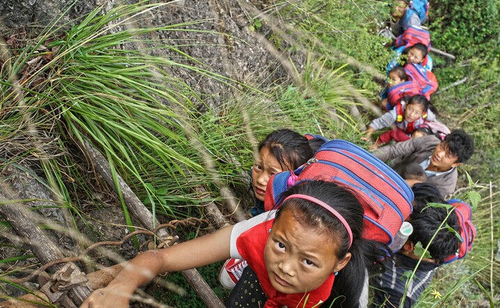 悬崖上的村庄:孩子爬藤梯上学