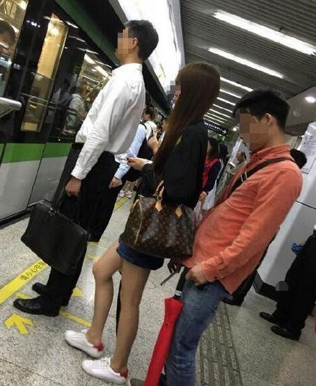 A boy from a university in Shanghai was exposed to photographing the skirt of a female passenger and was hotly discussed by netizens.jpg