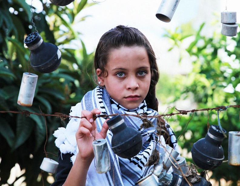 The youngest war reporter A 10-year-old girl used the camera to record the first line of the Israeli-Palestinian conflict! .jpg