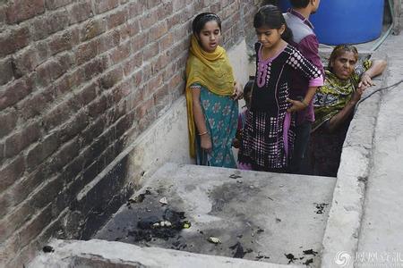 A Pakistani girl was burned to death by her mother for elopement.jpg