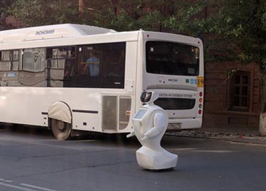 俄罗斯一机器人上演越狱 造成交通堵塞后被捕