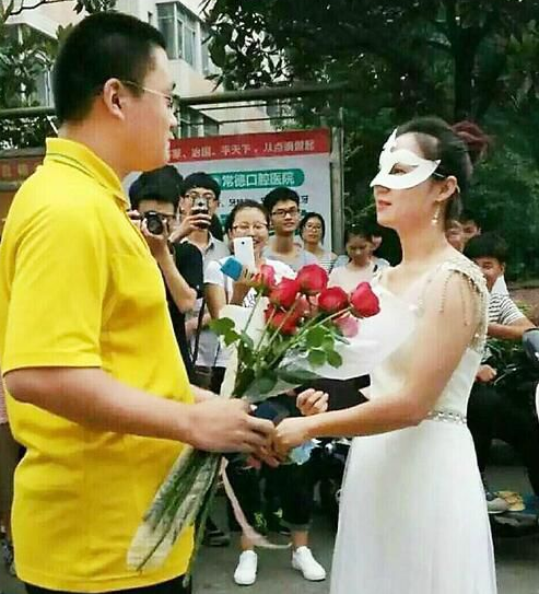 湖南文理学院一位女老师穿婚纱向一男学生高调求婚
