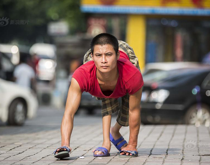 A disabled father with two feet crawled all the way to find his son! .jpg