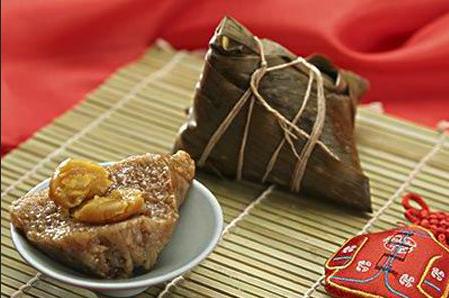 Chinese-English Bilingual Chinese Folk Customs Issue 66: The custom of eating zongzi.jpg