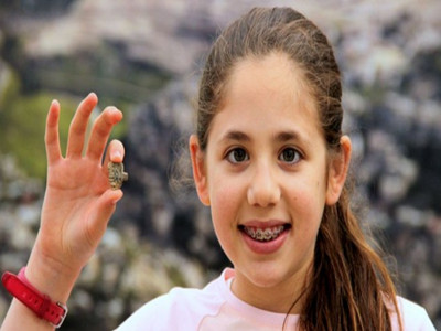 A 12-year-old girl discovered the ancient Egyptian talisman .jpg