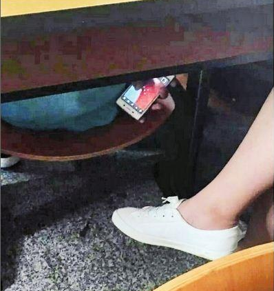 College students secretly photographed girls' skirts in the classroom and shared them with the same table. Caught .jpg
