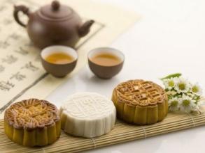 Chinese-English bilingual Chinese folk customs Issue 71: The meaning of eating moon cakes.jpg