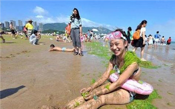 The weird trend of Chinese people using green algae as sunscreen when swimming on the beach.jpg
