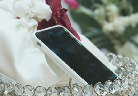 It’s amazing! A man in the United States actually married his mobile phone! .jpg