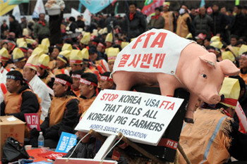South Korean farmers rallied to oppose the deployment of THAAD.jpg