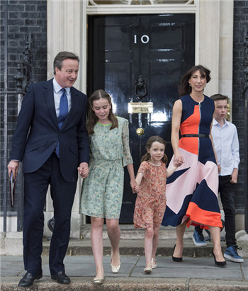 The Cameron family bid farewell to Downing Street and the lovely little daughter became the focus.jpg