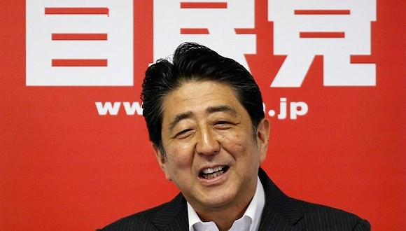 日本首相安倍晋三在参院选举中大获全胜